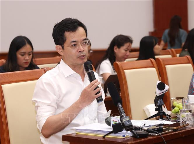 Ông Trương Bá Tuấn, Phó Cục trưởng Cục Quản lý, giám sát chính sách thuế, phí và lệ phí (Bộ Tài chính) trả lời câu hỏi của phóng viên tại Họp báo. Ảnh: Phạm Hậu - TTXVN