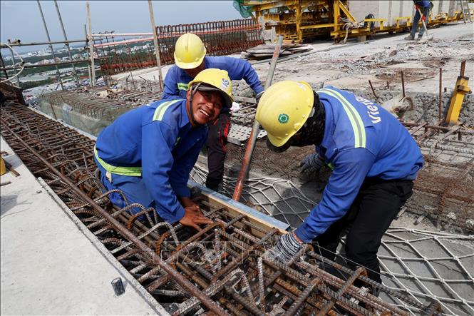 Niềm vui của anh Nguyễn Hữu Dũng làm việc trên công trường cầu Bình Khánh trưa ngày 2/7/2025. Ảnh: Hồng Đạt - TTXVN
