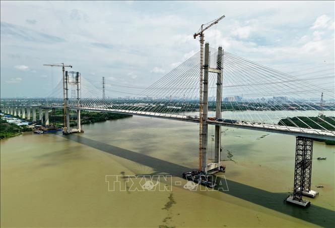 Cầu Bình Khánh có tĩnh không thông thuyền lên tới 55 m, cao nhất Việt Nam hiện nay, đáp ứng tiêu chuẩn cho tàu lớn lưu thông an toàn, thuận tiện qua luồng chính vào cụm cảng quan trọng của Thành phố Hồ Chí Minh. Ảnh: Hồng Đạt - TTXVN
