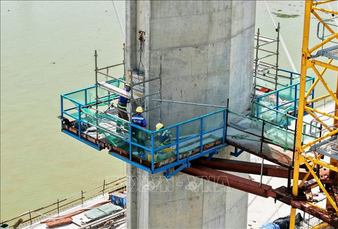 Công nhân thi công trên trụ tháp cầu Bình Khánh. Ảnh: Hồng Đạt - TTXVN
