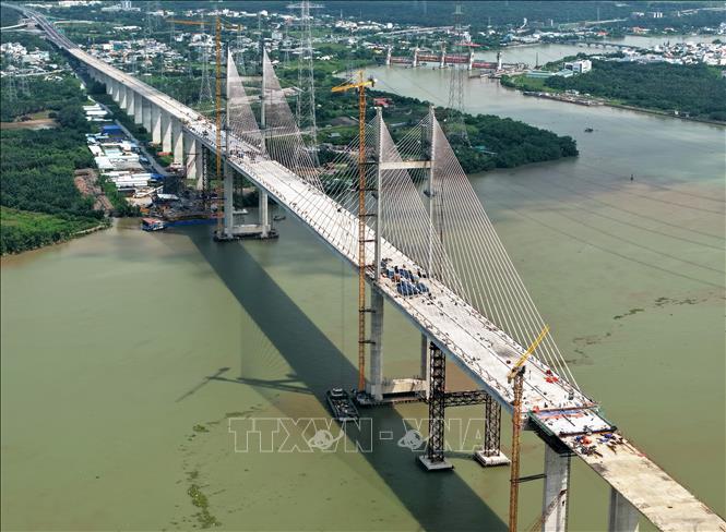 Cầu Bình Khánh hiện đạt gần 93,2% khối lượng và dự kiến về đích vào cuối tháng 8/2025. Ảnh: Hồng Đạt - TTXVN
