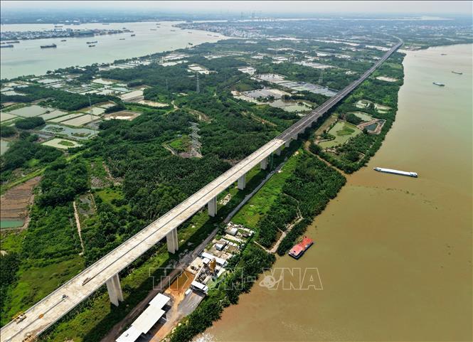 Đường dẫn cầu Bình Khánh nối tiếp với cao tốc Bến Lức - Long Thành hướng tỉnh Đồng Nai. Ảnh: Hồng Đạt - TTXVN
