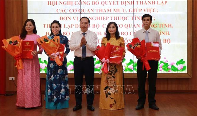 Thành lập Trường Chính trị tỉnh, bà Lưu Hồng Vân giữ chức hiệu trưởng, cùng 3 Phó hiệu trưởng. Ảnh: Phan Sáu - TTXVN 
