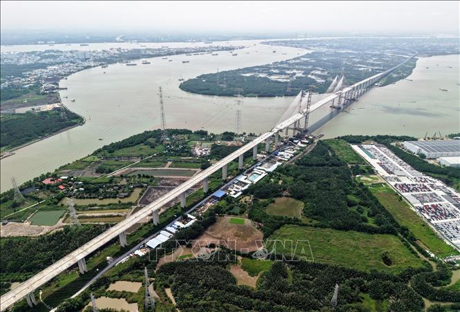 Cầu Bình Khánh dự kiến về đích cuối tháng 8/2025 góp phần đưa toàn tuyến cao tốc Bến Lức - Long Thành vào khai thác trong năm 2026. Ảnh: Hồng Đạt - TTXVN
