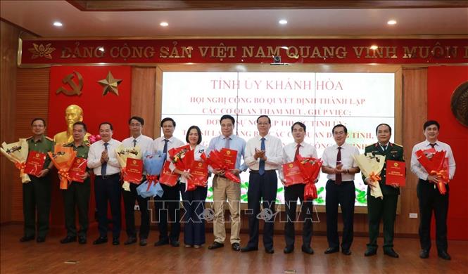 Trao các Quyết định thành lập Đảng bộ các cơ quan Đảng tỉnh Khánh Hòa, Đảng bộ UBND tỉnh Khánh Hòa, Đảng bộ Công an tỉnh Khánh Hòa, Đảng bộ Quân sự tỉnh Khánh Hòa và tặng hoa cho các nhân sự. Ảnh: Phan Sáu - TTXVN 