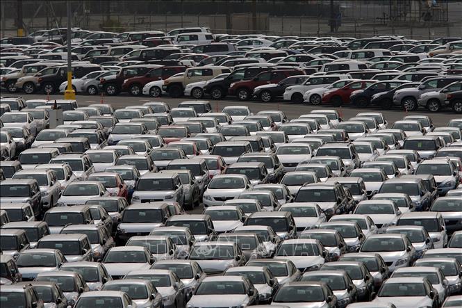 Trung tâm phân phối xe ô tô của hãng Toyota tại cảng Long Beach, California (Mỹ). Ảnh: Getty Images/TTXVN 