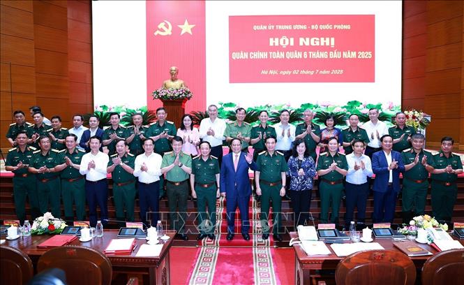Thủ tướng Phạm Minh Chính với các đại biểu dự Hội nghị Quân chính toàn quân 6 tháng đầu năm 2025. Ảnh: Dương Giang TTXVN