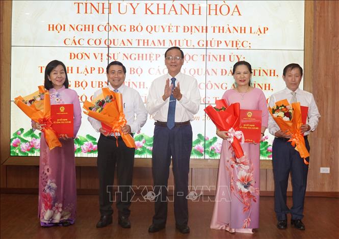Ông Nguyễn Đức Thanh, Phó Bí thư Tỉnh ủy Khánh Hòa trao Quyết định thành lập Ban Tuyên giáo và Dân vận Tỉnh ủy. Ông Lâm Đông giữ chức trưởng ban, cùng 3 phó ban. Ảnh: Phan Sáu - TTXVN                              
