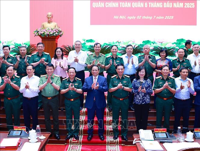 Thủ tướng Phạm Minh Chính với các đại biểu dự Hội nghị Quân chính toàn quân 6 tháng đầu năm 2025. Ảnh: Dương Giang TTXVN