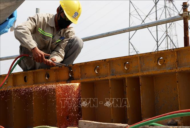 Thi công lan can cầu Bình Khánh. Ảnh: Hồng Đạt - TTXVN
