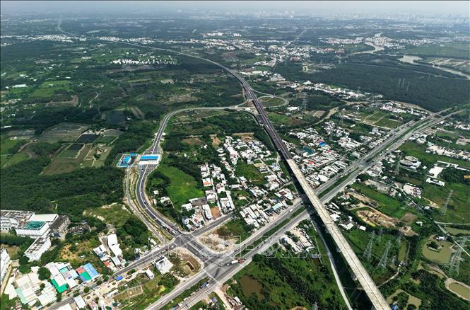 Đường dẫn cầu Bình Khánh nối tiếp với cao tốc Bến Lức - Long Thành hướng tỉnh Tây Ninh. Ảnh: Hồng Đạt - TTXVN
