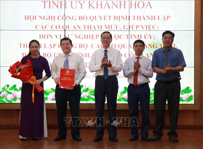 Trao Quyết định thành lập cơ quan Ủy ban kiểm tra Tỉnh ủy. Ông Nguyễn Tiến Đức giữ chức chủ nhiệm Ủy ban. Ảnh: Phan Sáu - TTXVN 