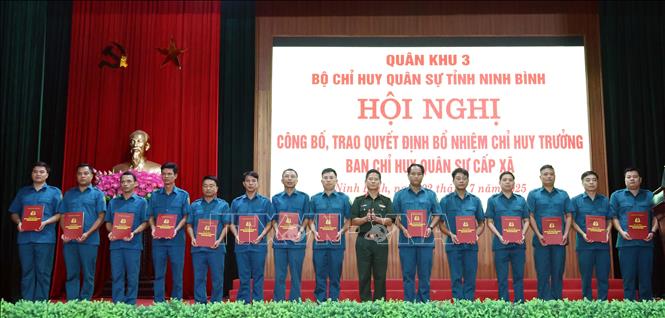 Thủ trưởng Bộ Chỉ huy Quân sự tỉnh Ninh Bình trao quyết định cho các đồng chí được bổ nhiệm tại Ban Chỉ huy Phòng thủ khu vực 1 - Phù Vân. Ảnh: Nguyễn Chinh - TTXVN 
