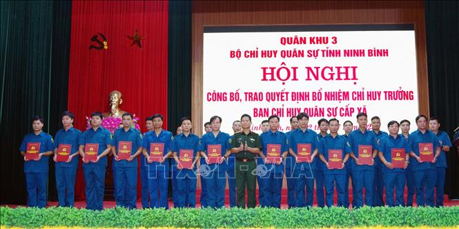 Thủ trưởng Bộ Chỉ huy Quân sự tỉnh Ninh Bình trao quyết định cho các đồng chí được bổ nhiệm. Ảnh: Nguyễn Chinh - TTXVN 