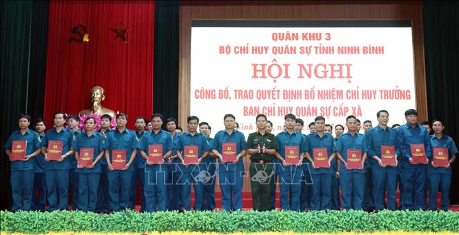 Thủ trưởng Bộ Chỉ huy Quân sự tỉnh Ninh Bình trao quyết định cho các đồng chí được bổ nhiệm . Ảnh: Nguyễn Chinh - TTXVN 