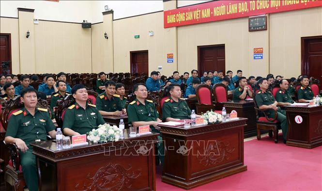 Các đại biểu dự Hội nghị tại Ban Chỉ huy Phòng thủ khu vực 1 - Phù Vân. Ảnh: Nguyễn Chinh - TTXVN 
