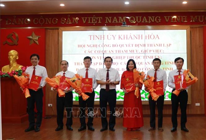 Thành lập Báo và Đài phát thanh truyền hình Khánh Hòa, bà Thái Thị Lệ Hằng giữ chức tổng biên tập, cùng 5 Phó Tổng biên tập. Ảnh: Phan Sáu - TTXVN 