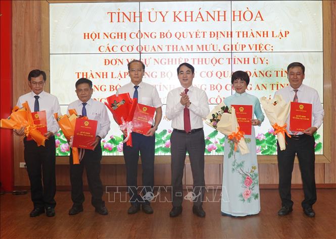 Ông Nghiêm Xuân Thành, Bí thư Tỉnh ủy Khánh Hòa trao Quyết định thành lập Ban Tổ chức Tỉnh ủy Ông Nguyễn Khắc Hà giữ chức trưởng ban, cùng 4 phó ban. Ảnh: Phan Sáu - TTXVN                               