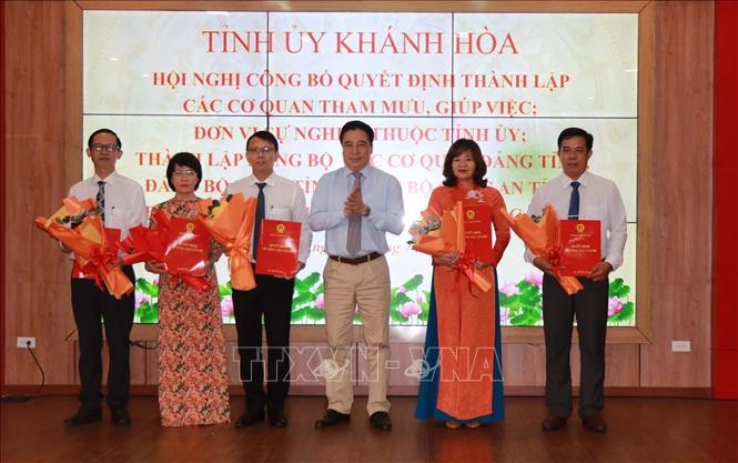 Trao Quyết định thành lập Văn phòng Tỉnh ủy. Ông Nguyễn Thanh Hà giữ chức Chánh văn phòng, cùng 4 Phó Chánh văn phòng. Ảnh: Phan Sáu - TTXVN 