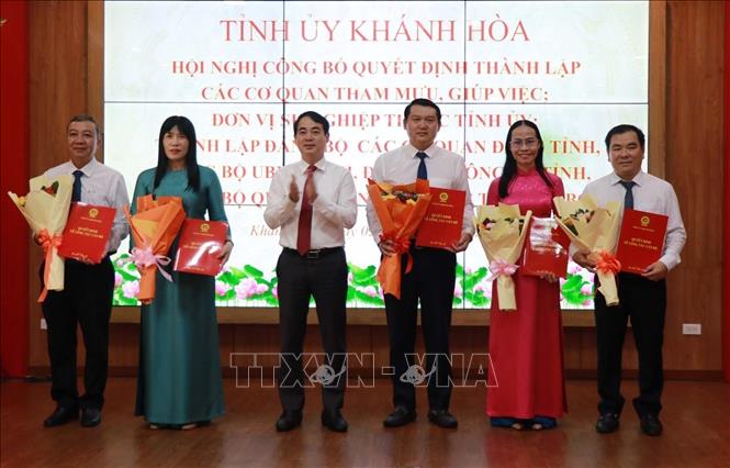 Trao Quyết định thành lập Ban Nội chính Tỉnh ủy. Ông Lương Đức Hải giữ chức Trưởng ban, cùng 4 Phó ban. Ảnh: Phan Sáu - TTXVN 