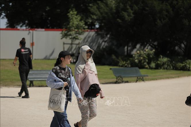Trời nắng gay gắt tại Paris, Pháp ngày 21/6/2025. Ảnh: AA/TTXVN