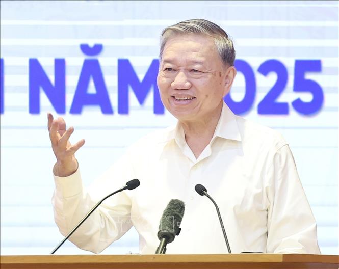 Party General Secretary To Lam speaks at the meeting. VNA Photo: Thống Nhất