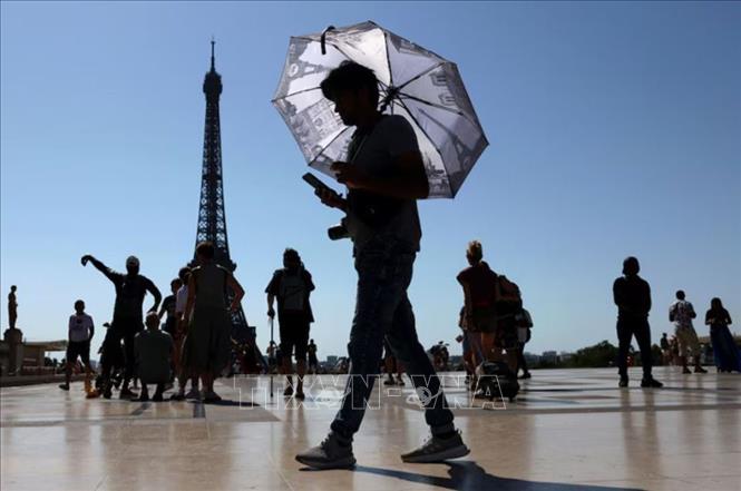 Trời nắng gay gắt tại Paris, Pháp. Ảnh: REUTERS/TTXVN
