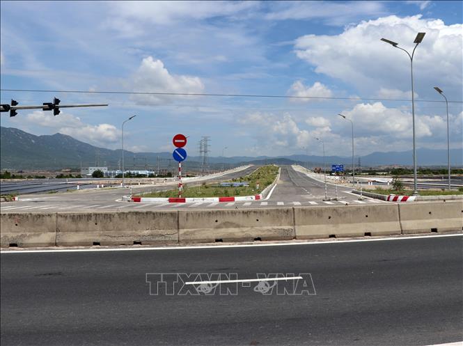 Nút giao giữa tuyến nối cao tốc Bắc – Nam với Quốc lộ 1 thuộc dự án thành phần 2 vẫn chưa được thi công dẫn đến Cảng tổng hợp và Khu công nghiệp Cà Ná. Ảnh: Công Thử - TTXVN