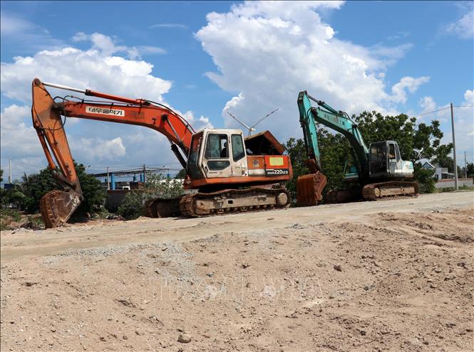 Máy móc được đưa đến thi công dự án thành phần 2 vẫn nằm phơi nắng. Ảnh: Công Thử - TTXVN