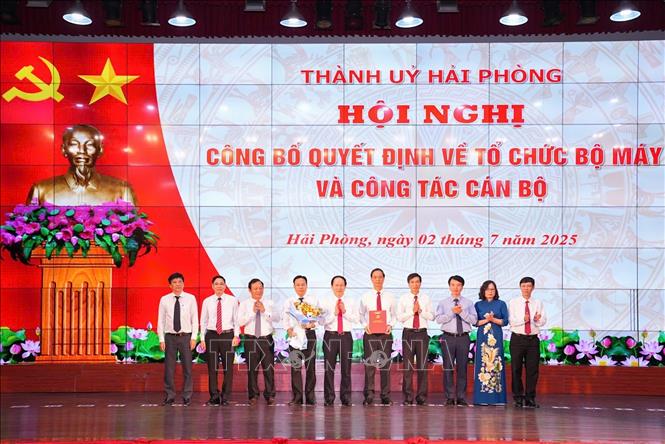 Bí thư Thành ủy Hải Phòng Lê Tiến Châu trao quyết định về tổ chức bộ máy và công tác cán bộ. Ảnh: Hoàng Ngọc - TTXVN