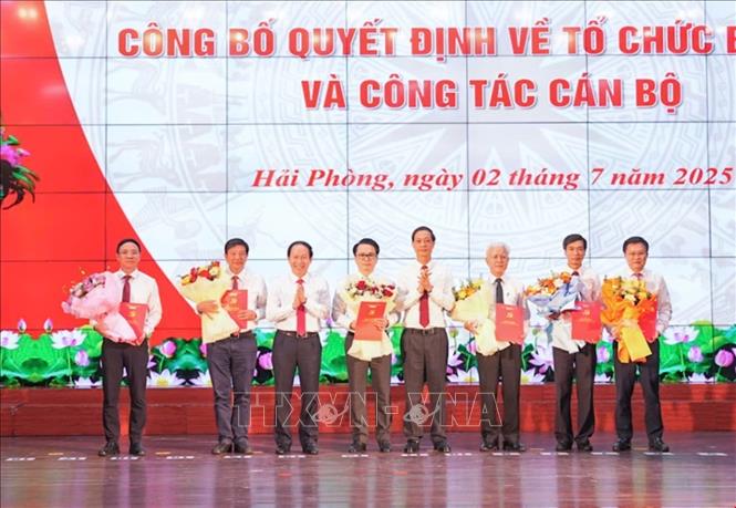 Bí thư Thành ủy Hải Phòng Lê Tiến Châu trao quyết định về tổ chức bộ máy và công tác cán bộ. Ảnh: Hoàng Ngọc - TTXVN
