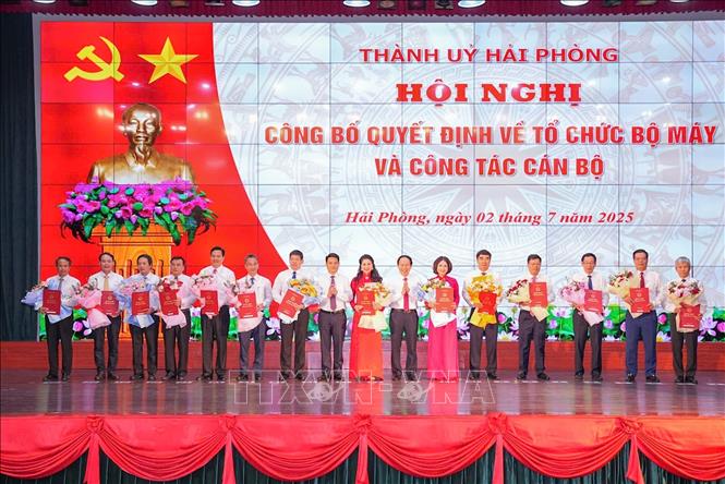 Bí thư Thành ủy Hải Phòng Lê Tiến Châu trao quyết định về tổ chức bộ máy và công tác cán bộ. Ảnh: Hoàng Ngọc - TTXVN