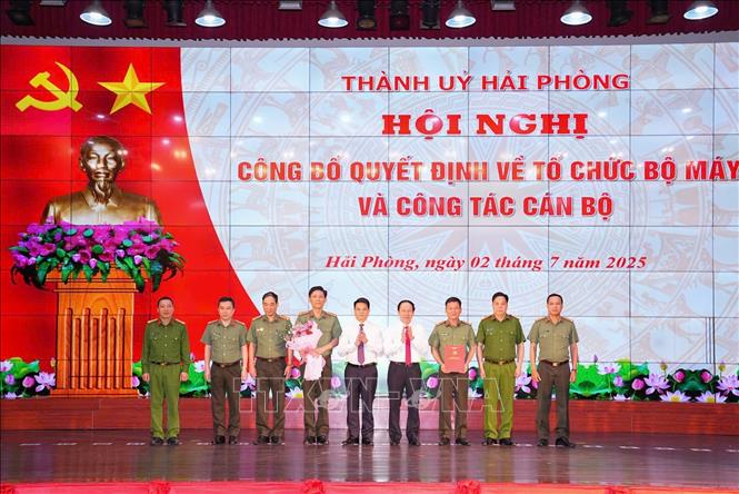 Bí thư Thành ủy Hải Phòng Lê Tiến Châu trao quyết định về tổ chức bộ máy và công tác cán bộ. Ảnh: Hoàng Ngọc - TTXVN