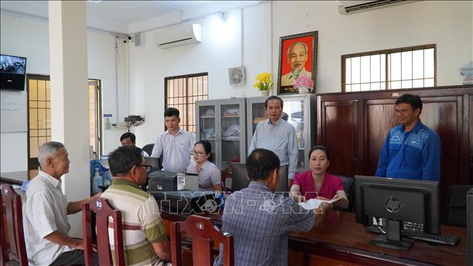 Người dân đến làm các hồ sơ, thủ tục tại Trung tâm phục vụ hành chính công Đặc khu Kiên Hải. Ảnh: Văn Sĩ - TTXVN 