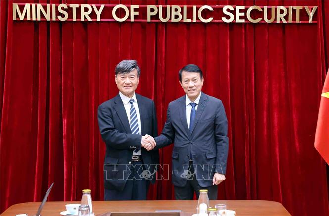 Đại tướng Lương Tam Quang, Bộ trưởng Bộ Công an với ông Tsuneda Teruo, Phó Chủ tịch Hiệp hội vì sức khỏe và an toàn an ninh cộng đồng Nhật Bản. Ảnh: Phạm Kiên - TTXVN