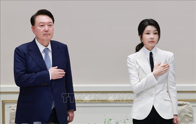 (Tư liệu) Ông Yoon Suk Yeol (trái), khi còn là Tổng thống Hàn Quốc, và phu nhân Kim Keon Hee tại một sự kiện ở Seoul ngày 13/9/2024. Ảnh: Yonhap/TTXVN