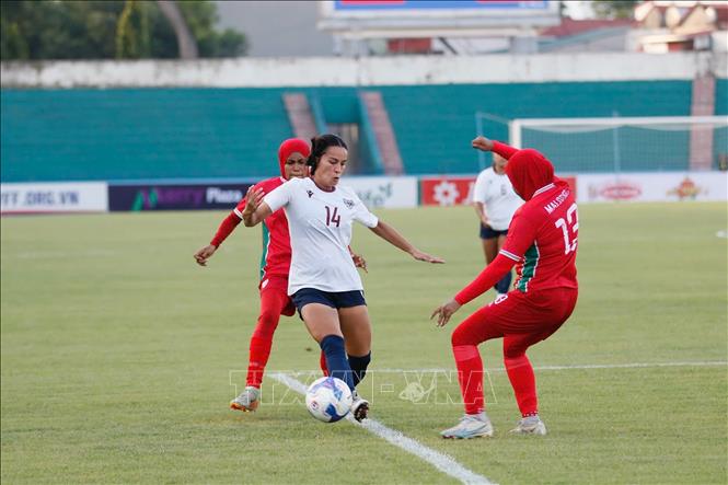 Pha tấn công của các cô gái đội tuyển Guam trước hàng phòng ngự của đội Maldives. Ảnh: Tạ Toàn – TTXVN