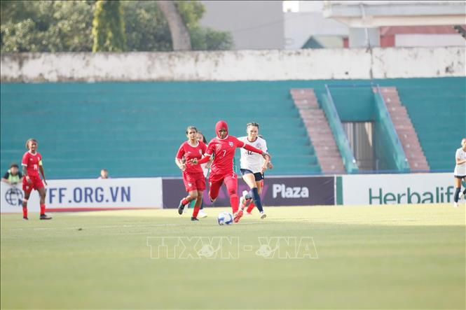 Những pha tranh chấp bóng quyết liệt của cả hai đội ở giữa sân. Ảnh: Tạ Toàn – TTXVN