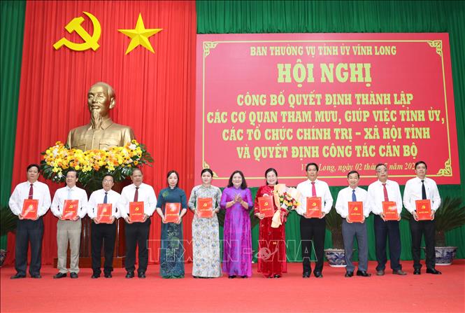 Phó Bí thư Thường trực Tỉnh ủy Vĩnh Long Hồ Thị Hoàng Yến trao Quyết định cho lãnh đạo Ban Tuyên giáo và Dân vận Tỉnh ủy.  Ảnh:  Lê Thúy Hằng – TTXVN