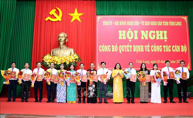 Bà Hồ Thị Hoàng Yến- Phó Bí thư Thường trực Tỉnh ủy tỉnh trao quyết định tiếp nhận, bổ nhiệm Chánh Văn phòng, Phó Chánh Văn phòng UBND tỉnh và Giám đốc, Phó Giám đốc Sở Tư pháp.  Ảnh:  Lê Thúy Hằng – TTXVN