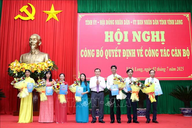 Ông Nguyễn Minh Dũng- Phó Bí thư Tỉnh ủy, Chủ tịch HĐND tỉnh Vĩnh Long trao quyết định bổ nhiệm Chánh Văn phòng, Phó Chánh Văn phòng Đoàn Đại biểu Quốc hội và HĐND tỉnh.  Ảnh:  Lê Thúy Hằng – TTXVN