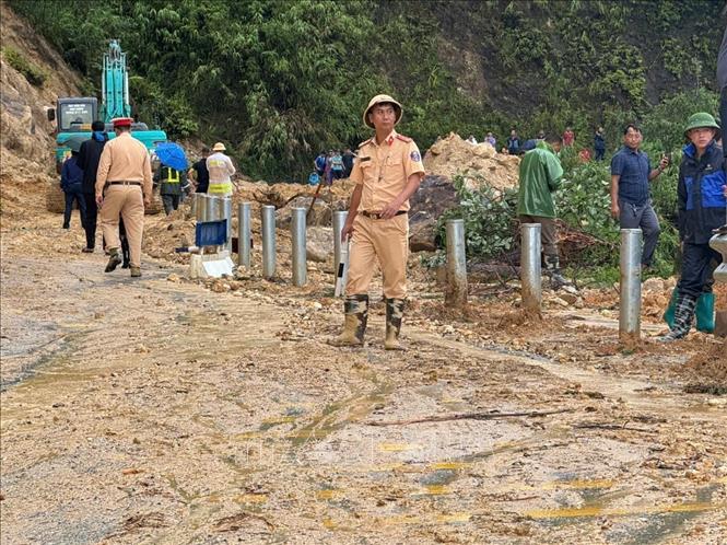 Lực lượng chức năng tổ chức tìm kiếm nạn nhận. Ảnh: TTXVN phát