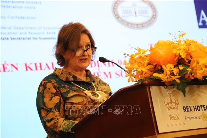Bà Kelly Hattel, Chuyên gia Tài chính Cao cấp  Ngân hàng Phát triển châu Á (ADB) tại Việt Nam toạ đàm. Ảnh: Hứa Chung-TTXVN
