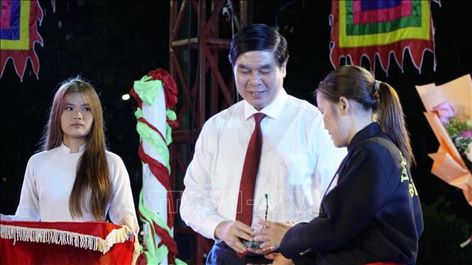 Ông Lâm Hải Giang, Phó Chủ tịch UBND tỉnh Gia Lai tặng kỷ niệm chương cho các võ đường, CLB tham dự. Ảnh: Đình Quân - TTXVN                    