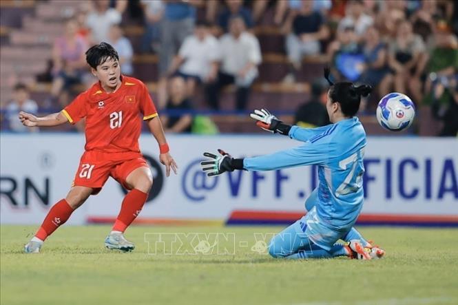 Ngân Thị Vạn Sự (số 21) ghi bàn thắng ấn định chiến thắng 6-0 cho tuyển nữ Việt Nam. Ảnh: Minh Quyết - TTXVN