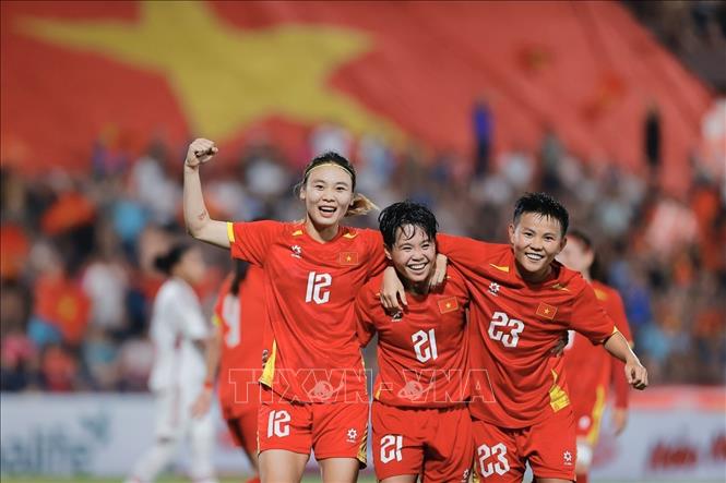 Cầu thủ Hải Yến (số 12) ghi bàn thắng nâng tỷ số lên 5-0 cho đội tuyển nữ Việt Nam. Ảnh: Minh Quyết - TTXVN