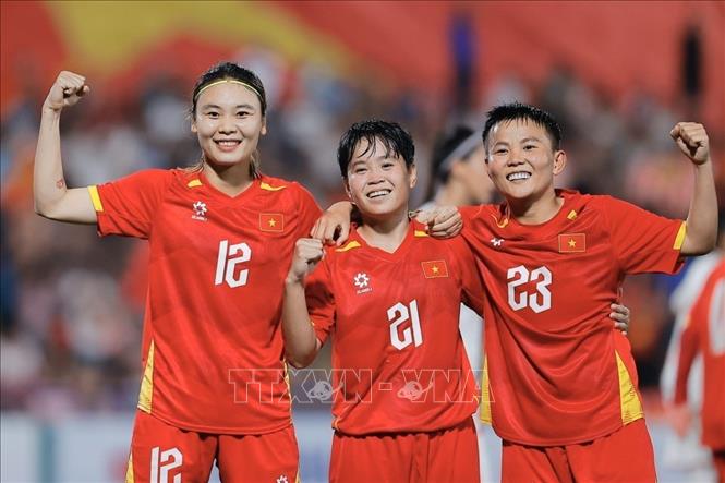 Cầu thủ Hải Yến (số 12) ghi bàn thắng nâng tỷ số lên 5-0 cho đội tuyển nữ Việt Nam. Ảnh: Minh Quyết - TTXVN
