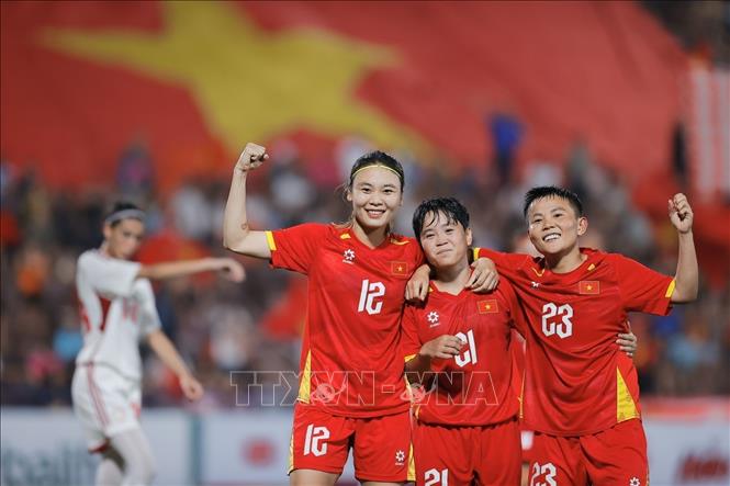 Cầu thủ Hải Yến (số 12) ghi bàn thắng nâng tỷ số lên 5-0 cho đội tuyển nữ Việt Nam. Ảnh: Minh Quyết - TTXVN
