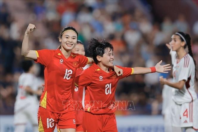 Cầu thủ Hải Yến (số 12) ghi bàn thắng nâng tỷ số lên 5-0 cho đội tuyển nữ Việt Nam. Ảnh: Minh Quyết - TTXVN