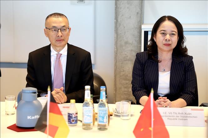 Phó Chủ tịch nước Võ Thị Ánh Xuân và Đại sứ Việt Nam tại Đức Vũ Quang Minh tại buổi làm việc với Đoàn Chủ tịch Quỹ Rosa-Luxemburg. Ảnh: Phương Hoa - PV TTXVN tại Đức 